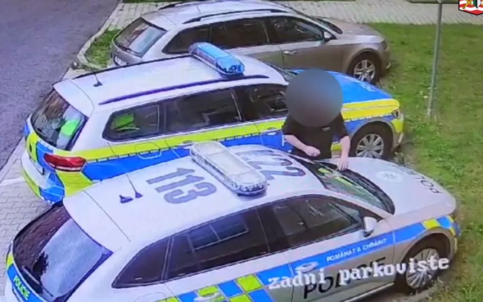 Muž odpálil podomácku vyrobenou náloží policejní automobil zaparkovaný před služebnou