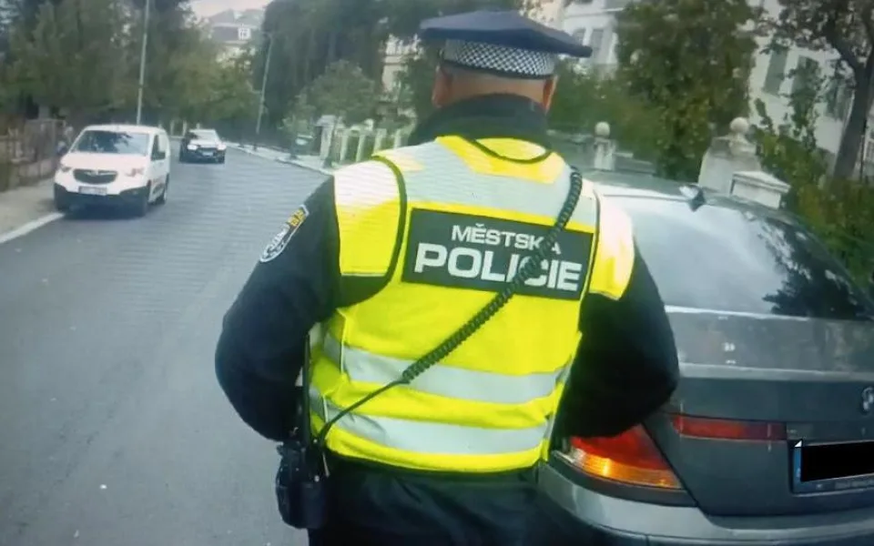 Proč voláte policii na muže, který jen přechází silnici, ptali se strážníci v Karlových Varech