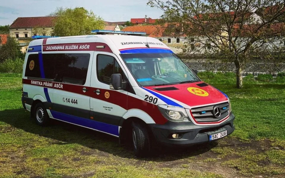 Sanitka přání plní sny vážně nemocným pacientům, její provoz podpořil krajský úřad