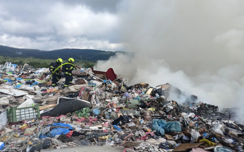 Hasiči bojují s požárem skládky odpadu, kouř je vidět kilometry daleko