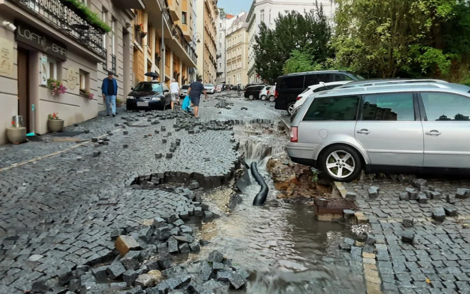 Silné bouřky zasáhly západní Čechy, ulice se ocitly pod vodou. Voda někde vytrhala i dlažební kostky