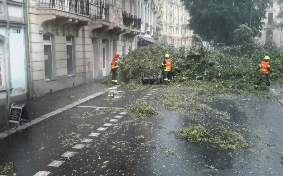 Škody po úterní bouři dosáhnou v Karlových Varech desítek milionů korun