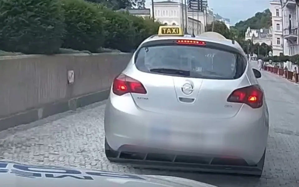 Po Karlových Varech jezdil falešný taxikář bez papírů. Má z toho průšvih