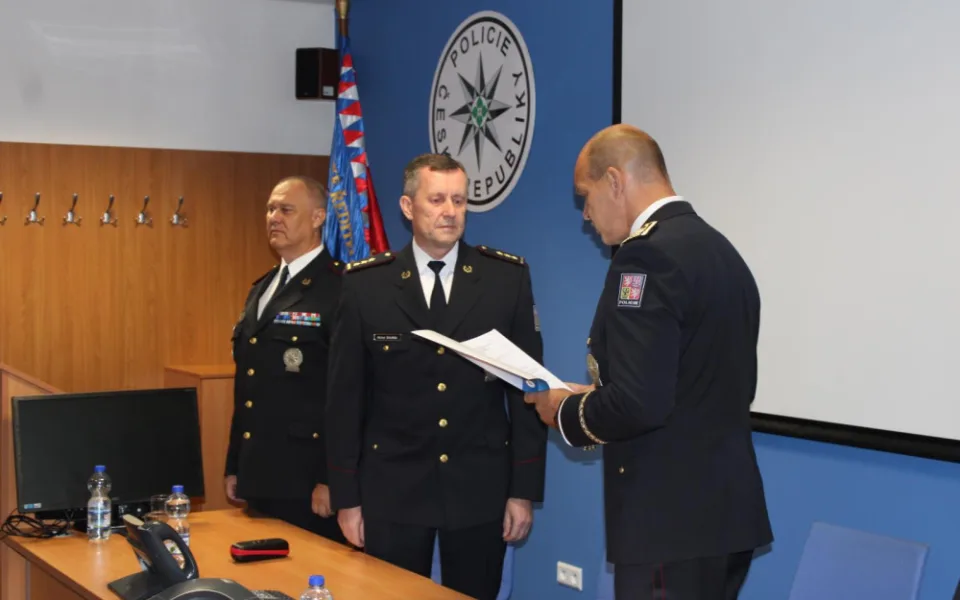 Máme nového šéfa, hlásí do světa karlovarská policie
