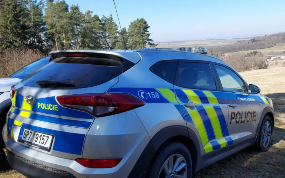 Policisté ze dvou krajů pátrali po ztracené seniorce, vyrazila s manželem na houby a zmizela
