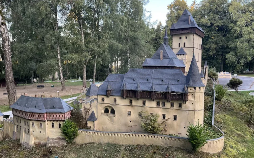 V parku miniatur v Mariánských Lázních shořel stánek, oheň poškodil model Karlštejna.