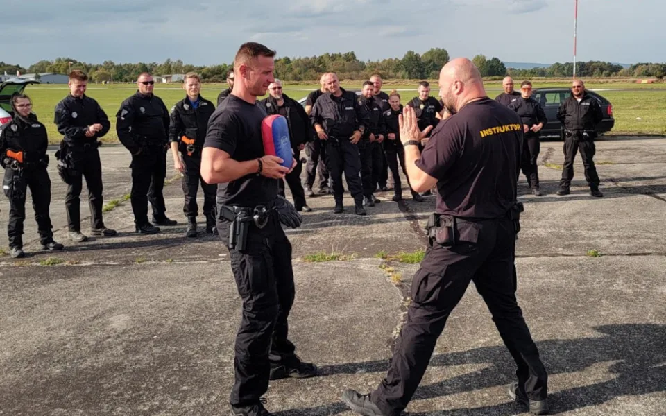 Šéfe mám skvělý nápad. Proaktivní strážník zařídil kolegům z celého kraje cvičení na letišti