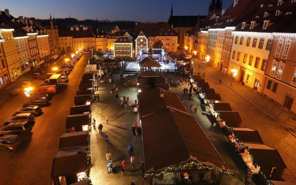 Chebské Vánoční trhy budou letos rozložené přes celé náměstí