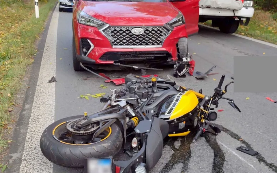 Motorkář nepřežil střet s osobním autem, doprava na frekventované silnice byla zcela uzavřena