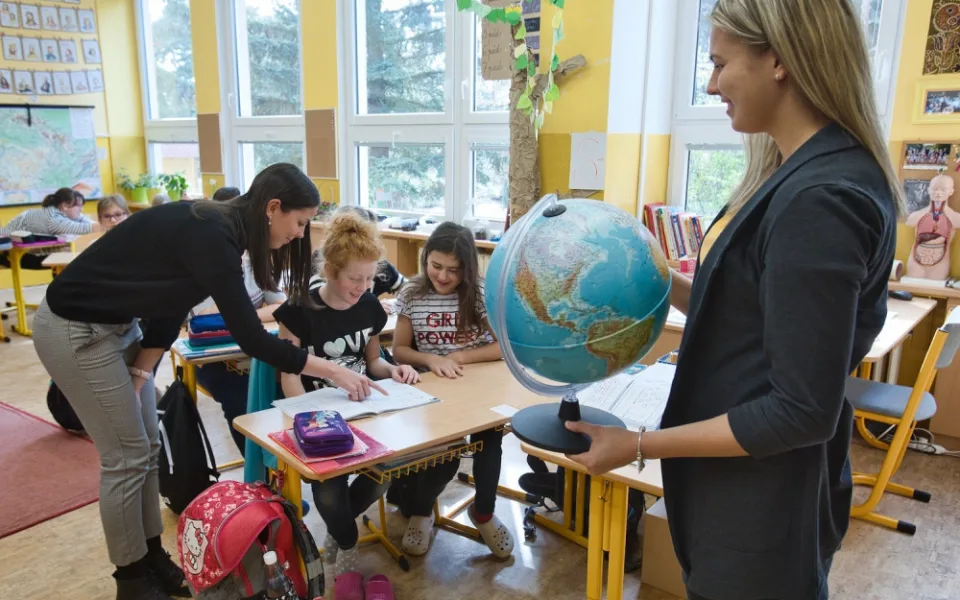 Nově nastupující kvalifikované učitele v Karlovarském kraji podpoří dotace z ministerstva