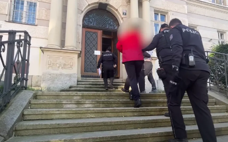 VIDEO: Sourozenci založili rodinný podnik s prodejem heroinu a pervitinu, drogy poslali i známému do vězení
