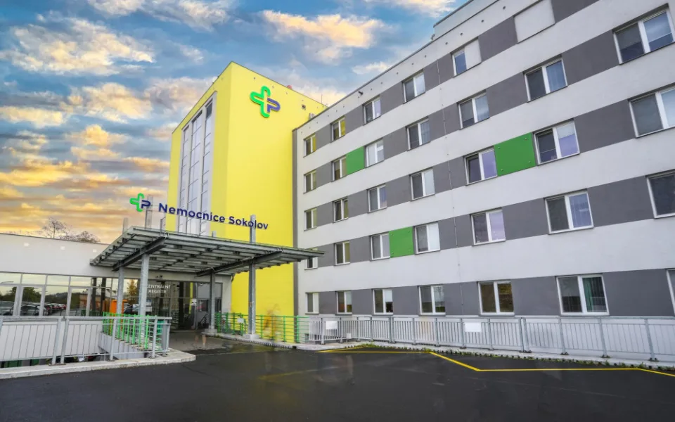 Lékaři v Sokolově mívají i deset služeb přesčasů za měsíc, je to ale výjimkou