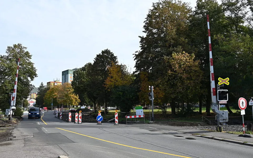 Rekonstrukce křižovatky Šumavská – Západní skončí přes nečekané komplikace včas