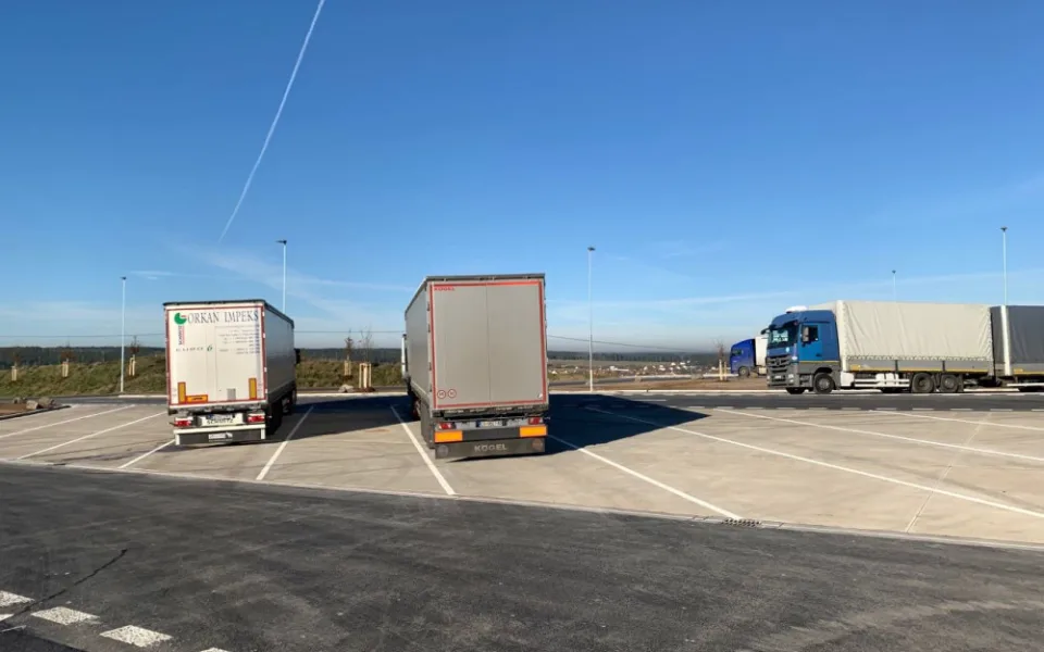 V Česku chybí denně až dva tisíce parkovacích míst pro kamiony. Výstavbu komplikuje složitá příprava staveb.