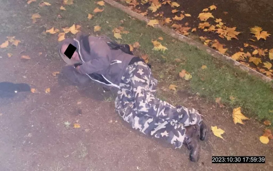 Výjezdy městské policie k opilcům. Povalují se na zemi