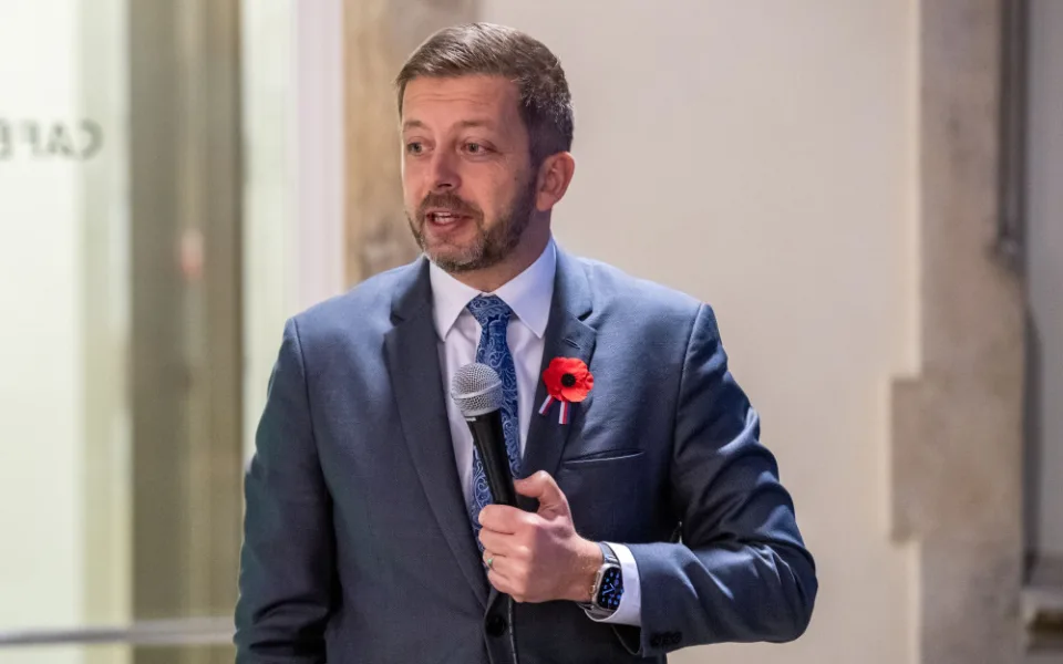 Pošta se musí změnit a poskytovat takové služby, které lidi využijí. Sám je nevyužívám, říká ministr vnitra Vít Rakušan.