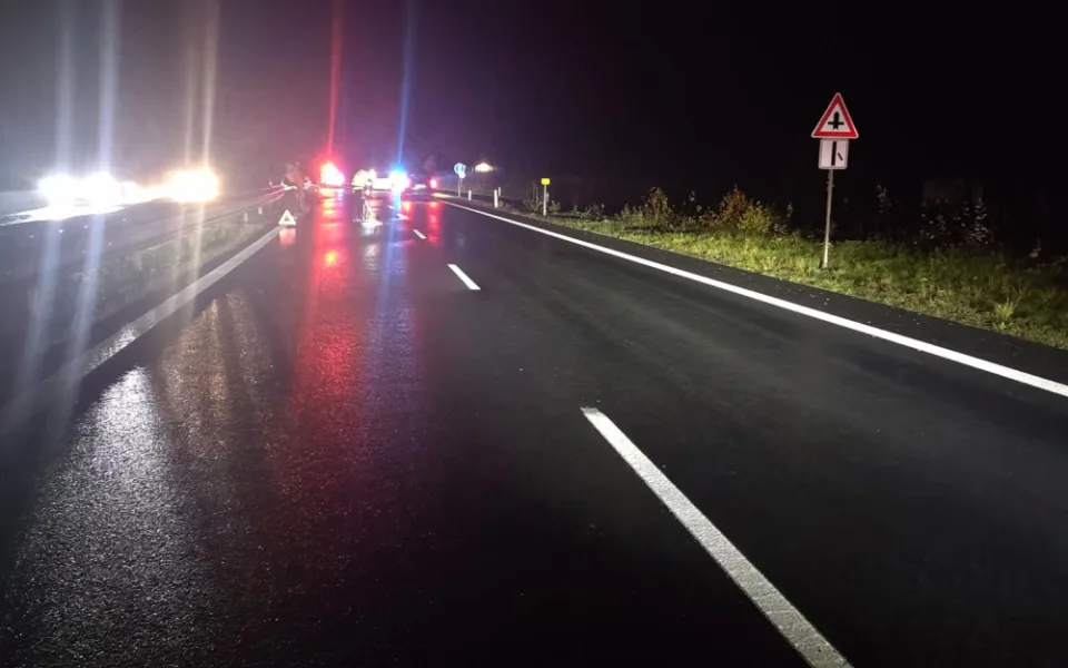 Policie pátrá po svědcích nehody. U Boru se střetla dvě auta