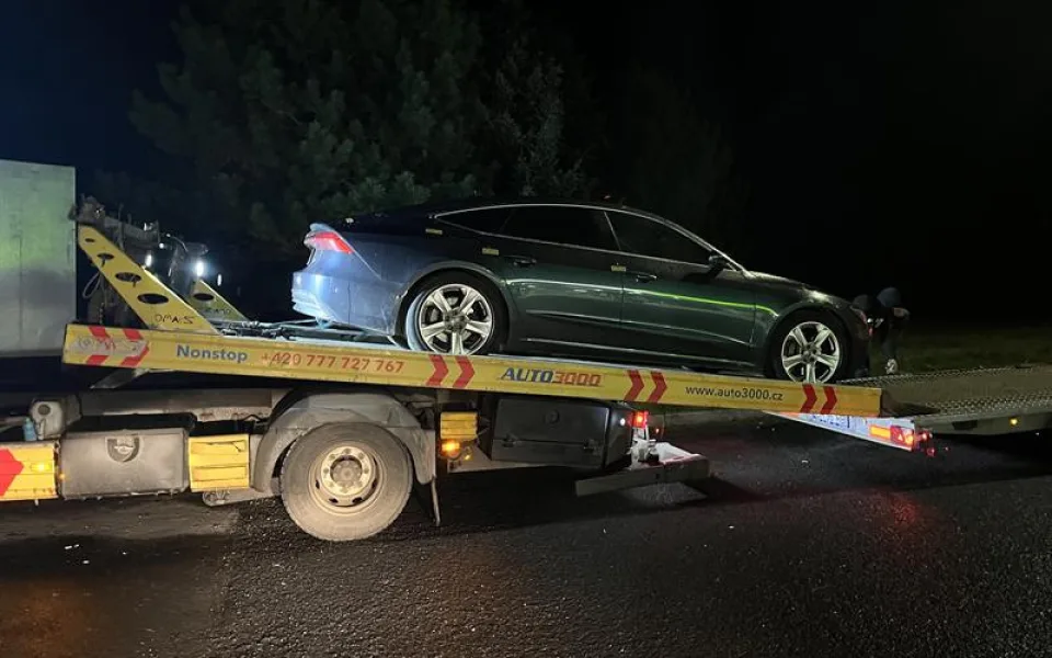 Cizinec měl smůlu. Audi A7, které převážel na přívěsu přes hranici, bylo v policejním pátrání