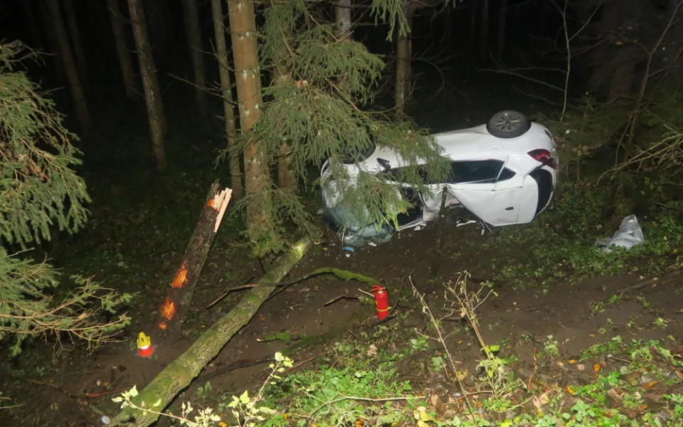Náraz do stromu nepřežil řidič vozu značky Kia. Auto ve vysoké rychlosti vyjelo do protisměru a vyletělo ze silnice