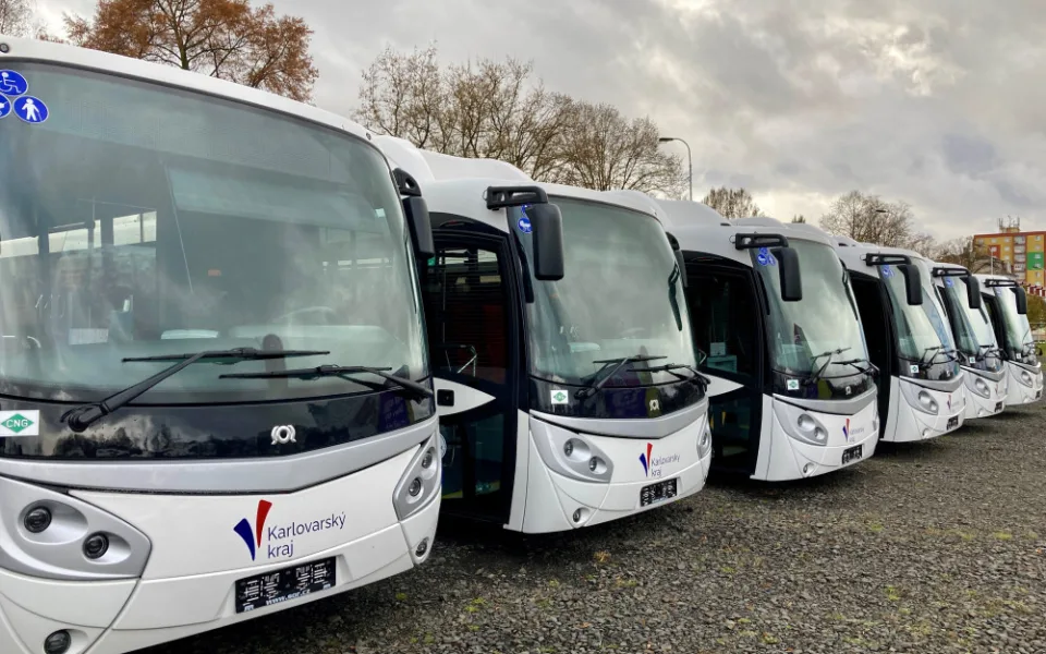 Karlovarský kraj představil autobusy, které od ledna zajistí meziměstské spoje