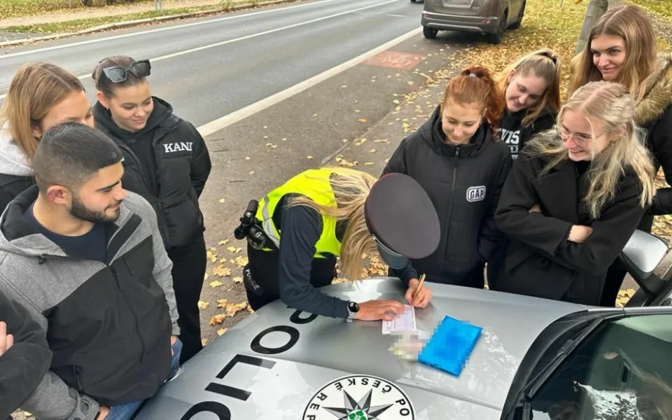 Karlovarská policie přiblížila práci policistů studentům čtvrtého ročníku střední školy TRIVIS v rámci jejich odborné praxe