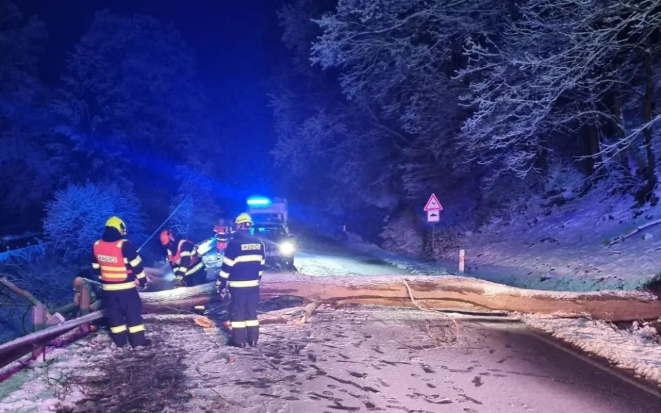 V Karlovarském kraji v noci napadlo až 20 centimetrů sněhu, silnice kloužou