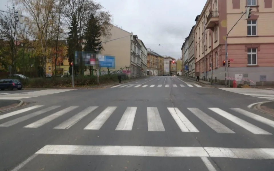 Ženu na přechodu srazilo auto. Policie hledá svědky nehody