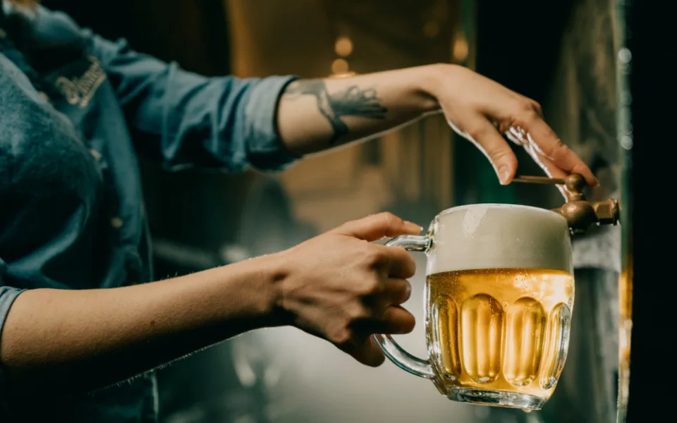 Češi pijí méně piva a zbytečně za něj přeplácejí. Pokud chcete ušetřit, dejte si velké pivo, radí experti
