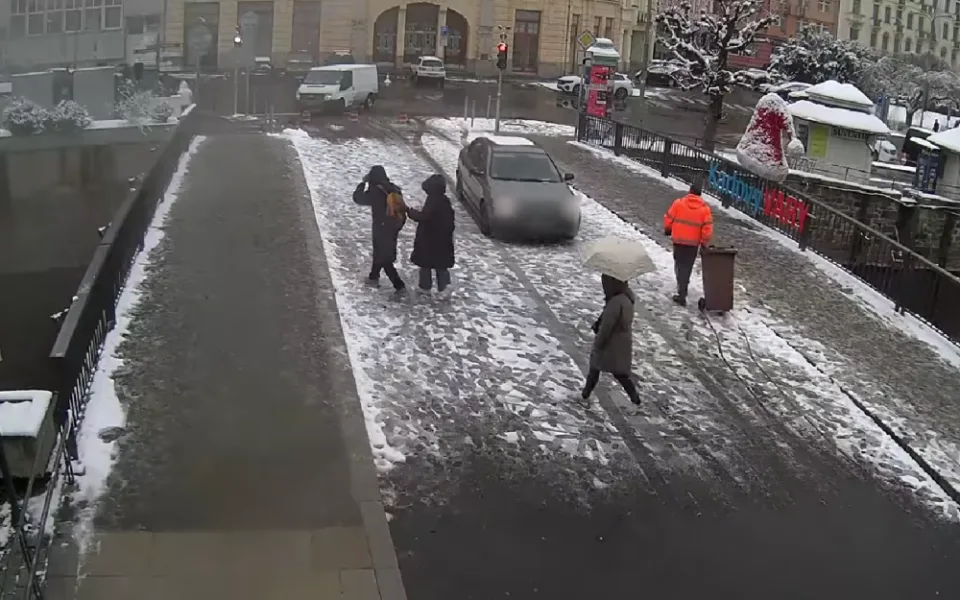 VIDEO: Řidič ignoroval značku zákazu vjezdu a prokličkoval mezi sloupky, usvědčil ho kamerový záznam
