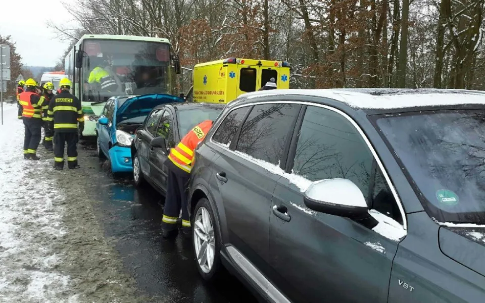 Na Chebsku havaroval autobus a čtyři auta. Při střetu se zranily dvě děti