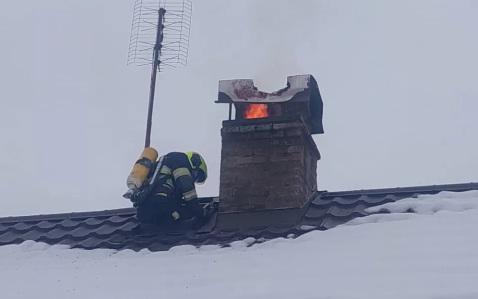 Hasiči bojovali s požárem komína čtyři hodiny. Nezapomínejte na jejich kontroly a čištění, připomínají