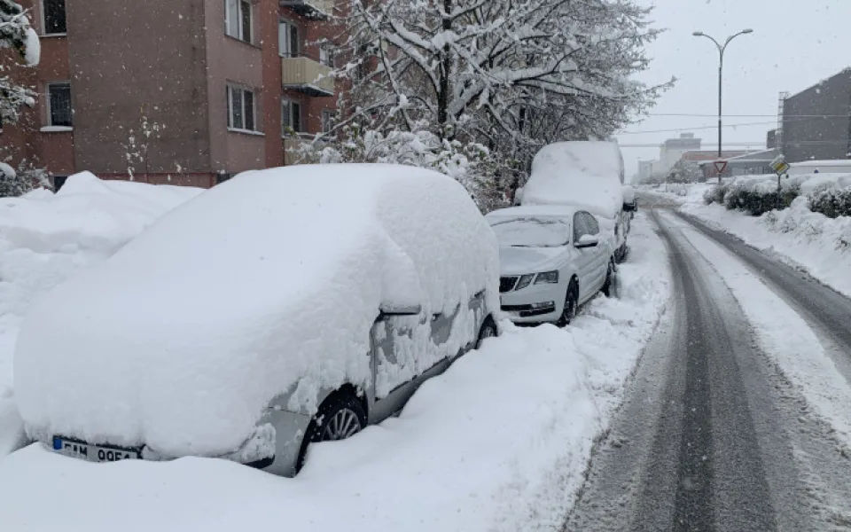 V Karlovarském kraji znovu sněží, silnice mohou namrzat