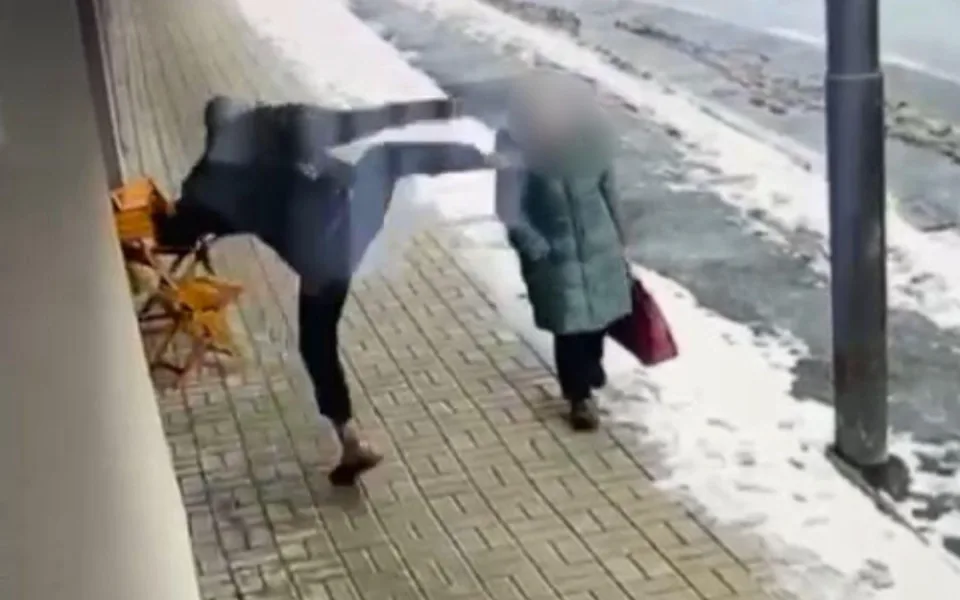 Mladý muž kopl seniorku do hlavy a pokusil se ji okrást