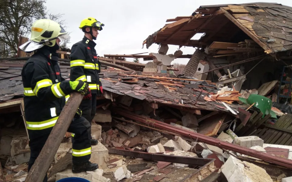 Výbuch plynu rozmetal garáž a tlaková vlna poškodila dům. Při explozi se zranila jedna osoba