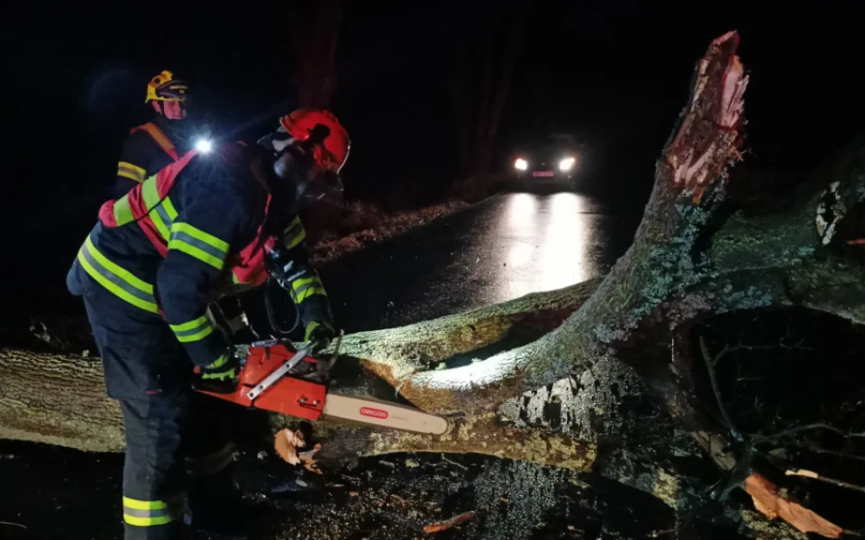 Hasiči v Karlovarském kraji kvůli větru a dešti vyjížděli k desítkám událostí