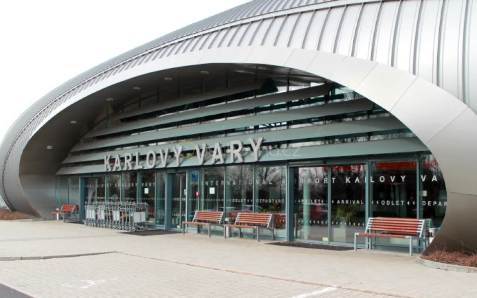 Letiště Karlovy Vary chce kraj rozšířit v roce 2026, do té doby chce získat i peníze