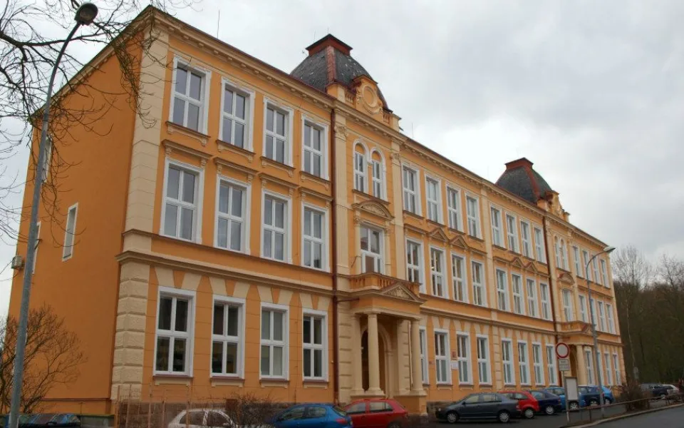 Základní škola Šmeralova ve Varech má poškozenou střechu, musí se vyměnit.
