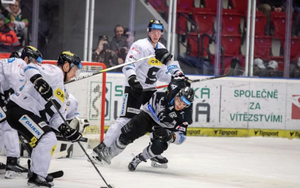 Hokejisté Karlových Varů porazili Spartu 5:1 a jsou v předkole play off.