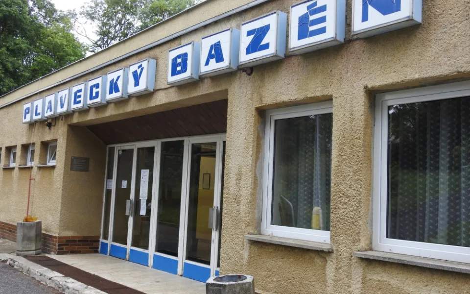 Aš chce letos zahájit opravu bazénu s využitím peněz ze Sberbank.