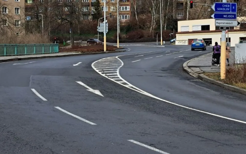 V Karlových Varech začaly opravy části Chebského mostu, dělají se za provozu