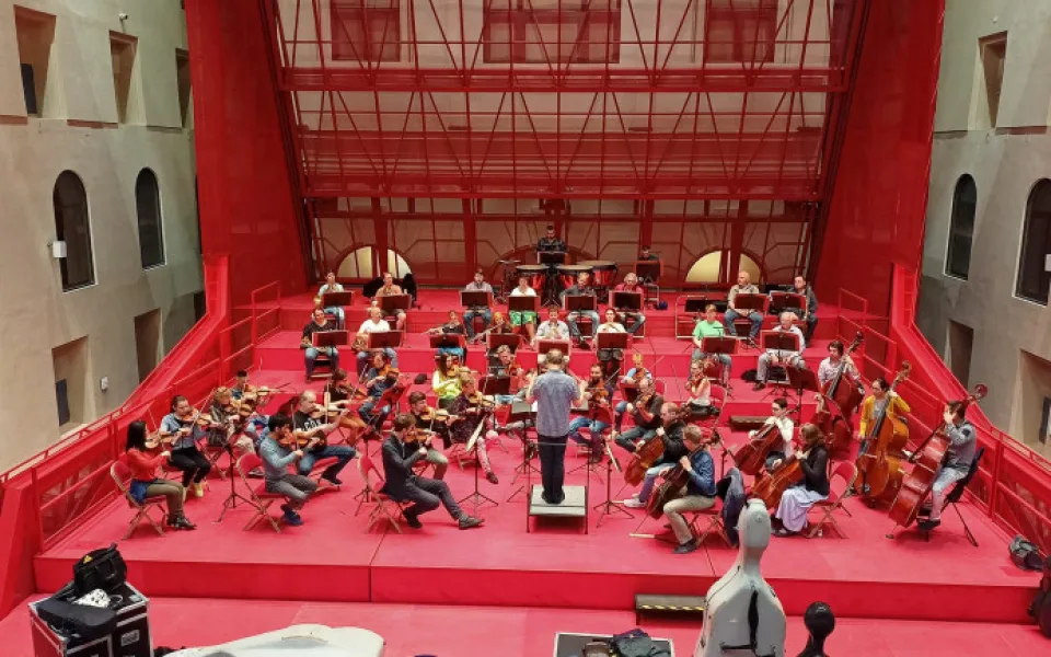 Karlovarský symfonický orchestr při zkoušce v Císařských lázních