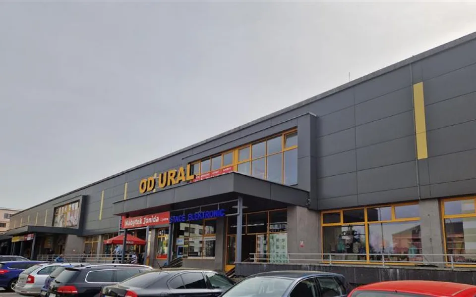 Kolem obchodního domu Ural chodili místní obloukem, okolí tam teď střeží bezpečnostní agentura