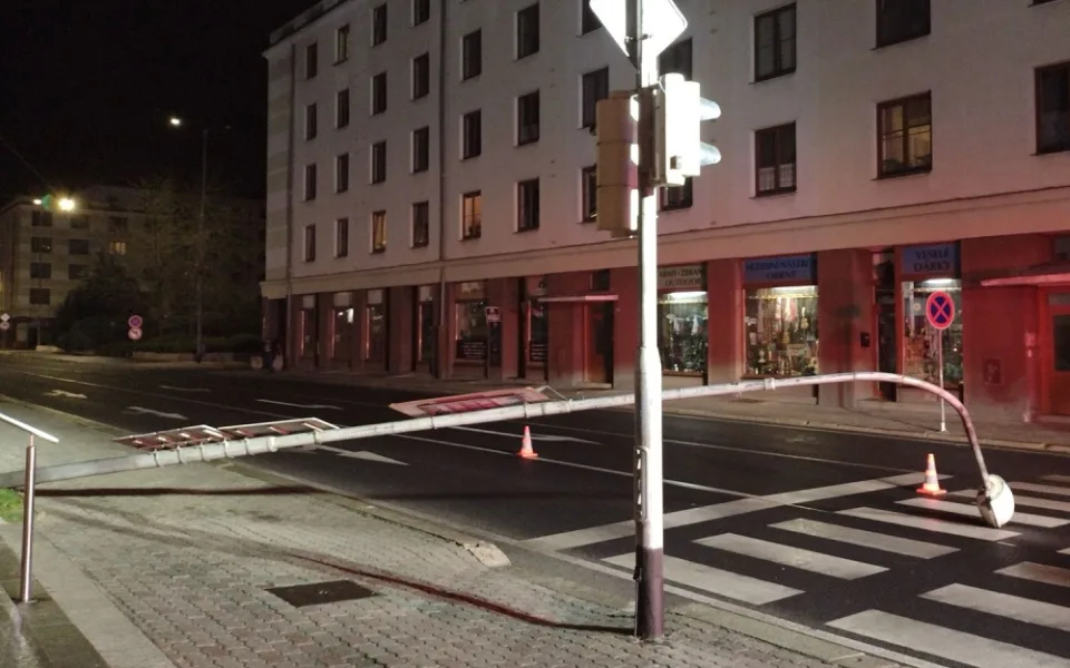 V centru Sokolova nápory větru nevydržel sloup veřejného osvětlení a poroučel se k zemi přímo přes ulici