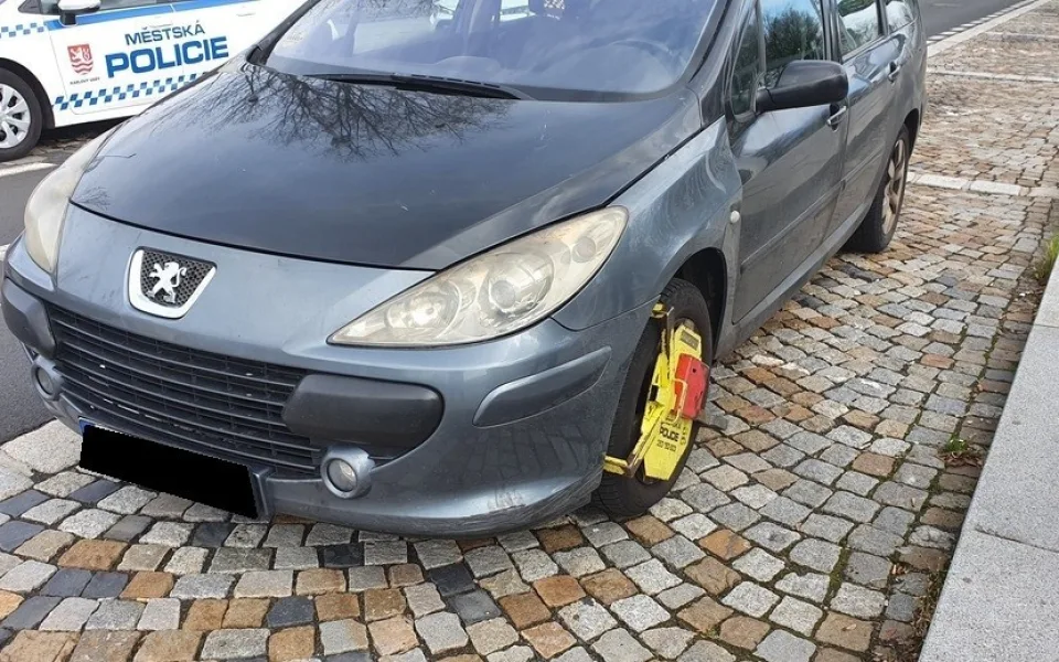 Strážníci mají bič na notorické neplatiče pokut. Zabaví jim registrační značky jejich vozu nebo nasadí botu