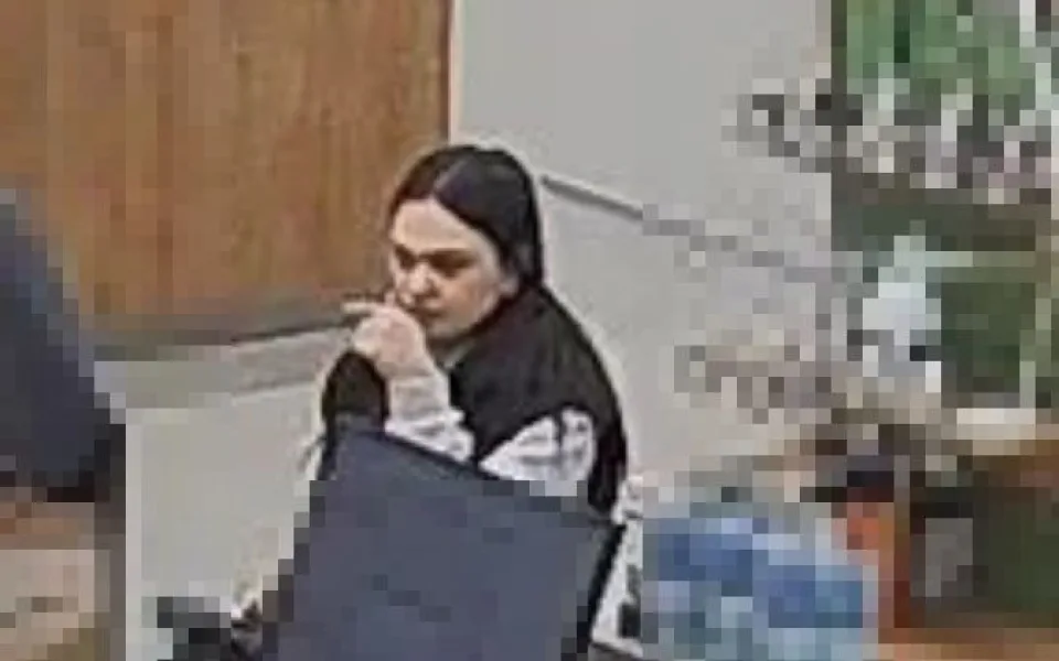 Přišel o padesát tisíc korun, policie hledá ženu z fotografie