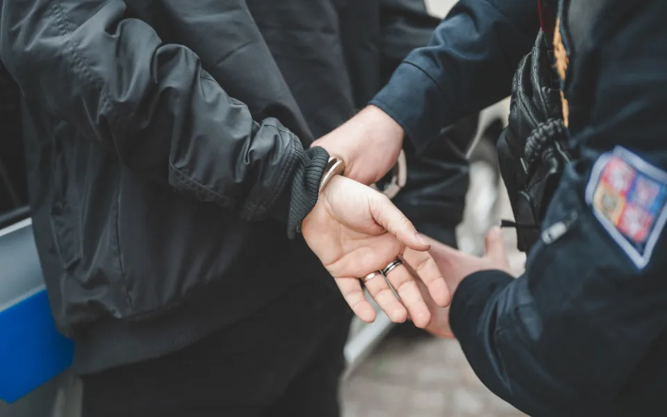 S nožem v ruce se dožadoval peněz a cigaret. Muži hrozí až deset let vězení