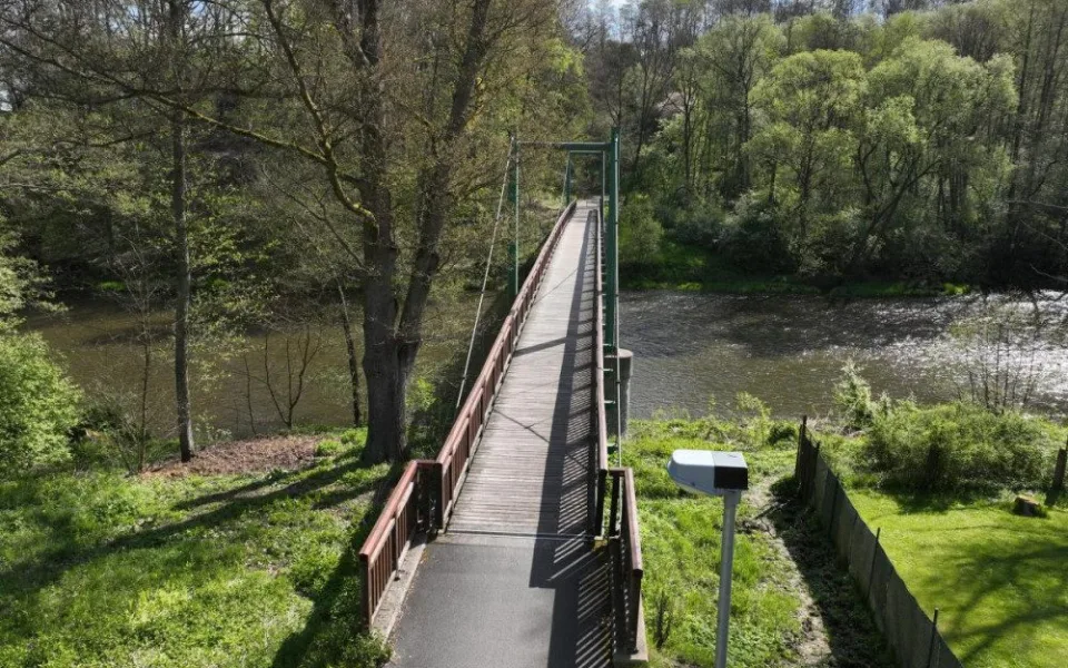 Oprava lávky na cyklostezce v Tašovicích už začala, aby se stihla sezona.