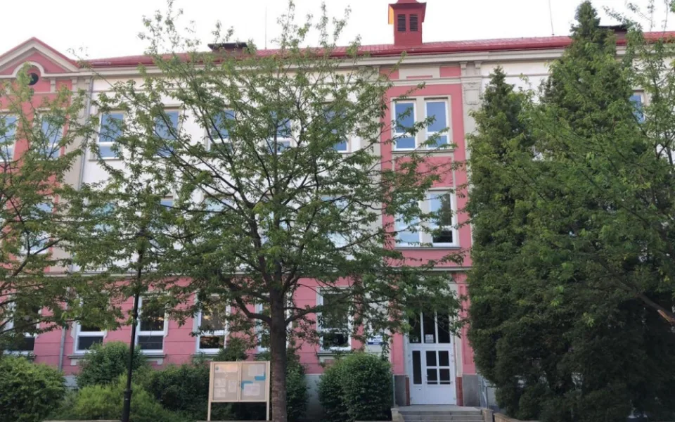 Budoucí technické lyceum Avantech v Chodově má své logo, vytvořil ho student.