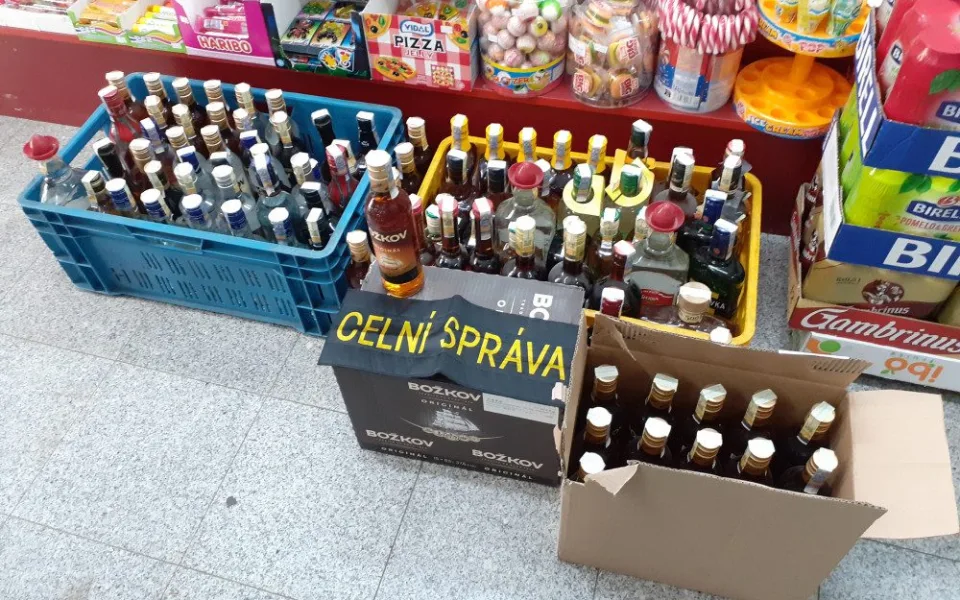 Celníci si došlápli na prodejce nezdaněného alkoholu a neznačených cigaret. Zboží ukrývali pod pulty provozoven
