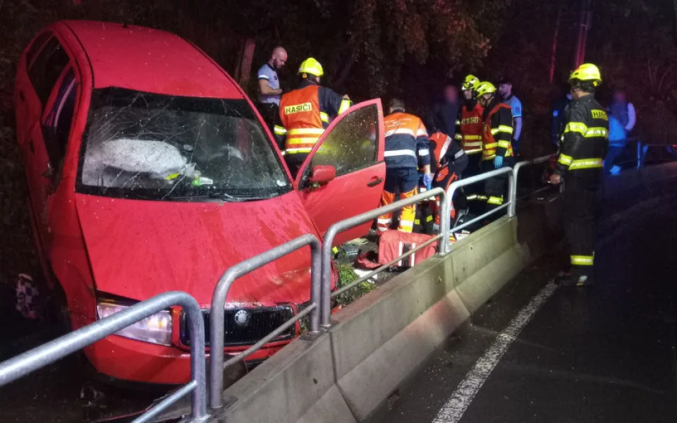 Po nárazu auta do betonových svodidel zahynul mladý spolujezdec. Vozidlo řídil jeho silně opilý kamarád